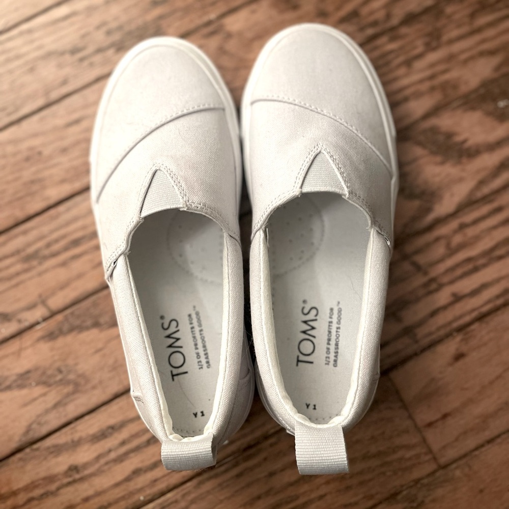 Never worn kids US size 1 Toms Alpargata Espidrille slip ons